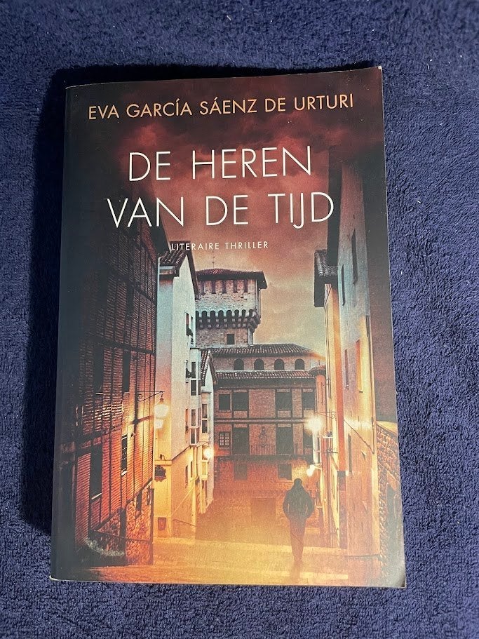 Boek: De heren van de tijd – Eva García Sáenz de Urturi., Boeken, Europa overig, Ophalen of Verzenden, Zo goed als nieuw, Eva García Sáenz de Urturi.
