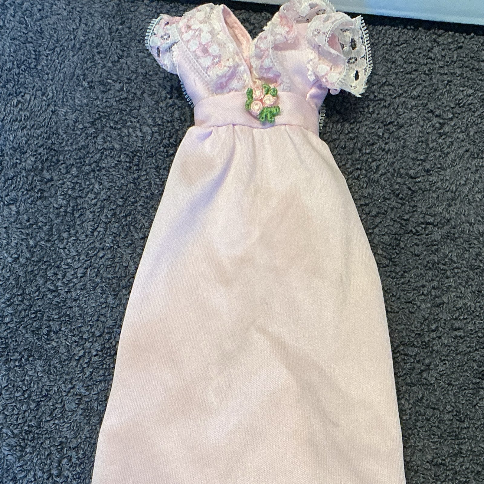 2 Vintage Barbie jurkjes - crème kleurige verkocht., Ophalen, Gebruikt, Kleertjes