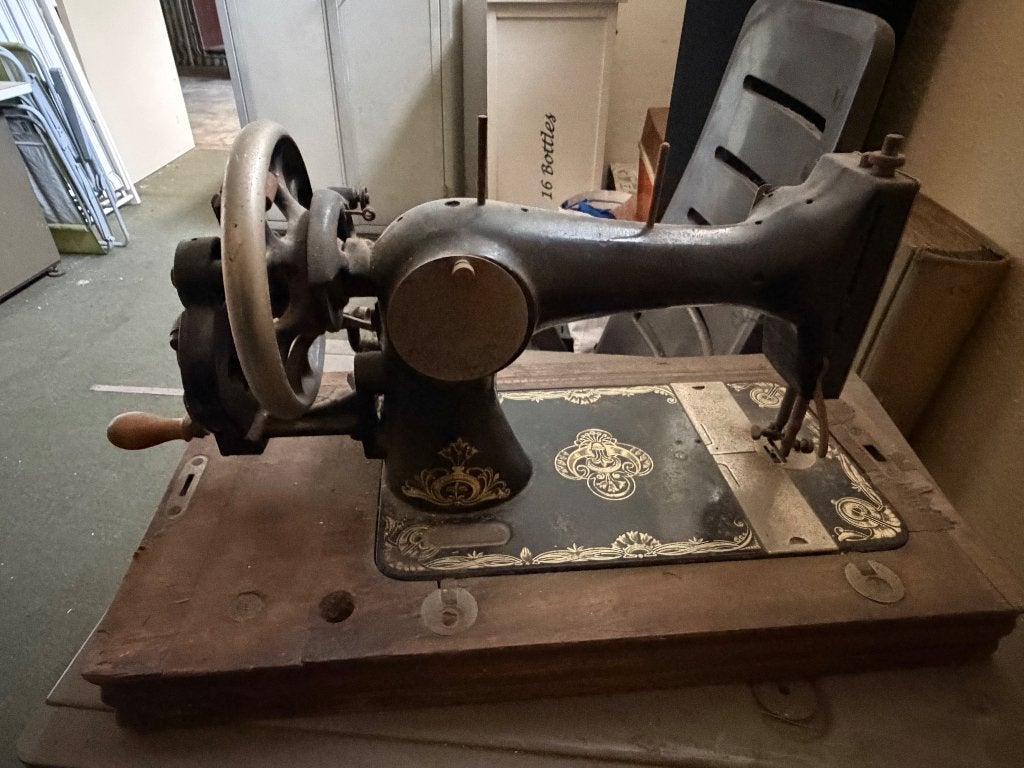 Antieke naaimachine, Ophalen