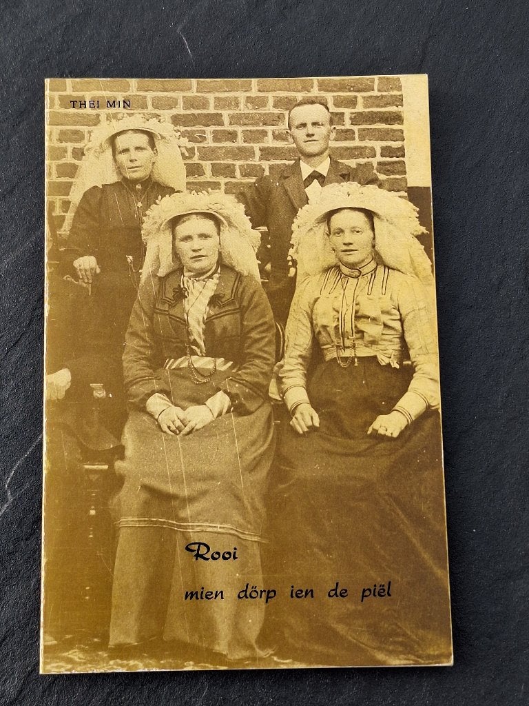 Rooi mien dörp ien de piël - Verhalen en oude foto's, 20e eeuw of later, Gelezen, Thei Min, Ophalen of Verzenden