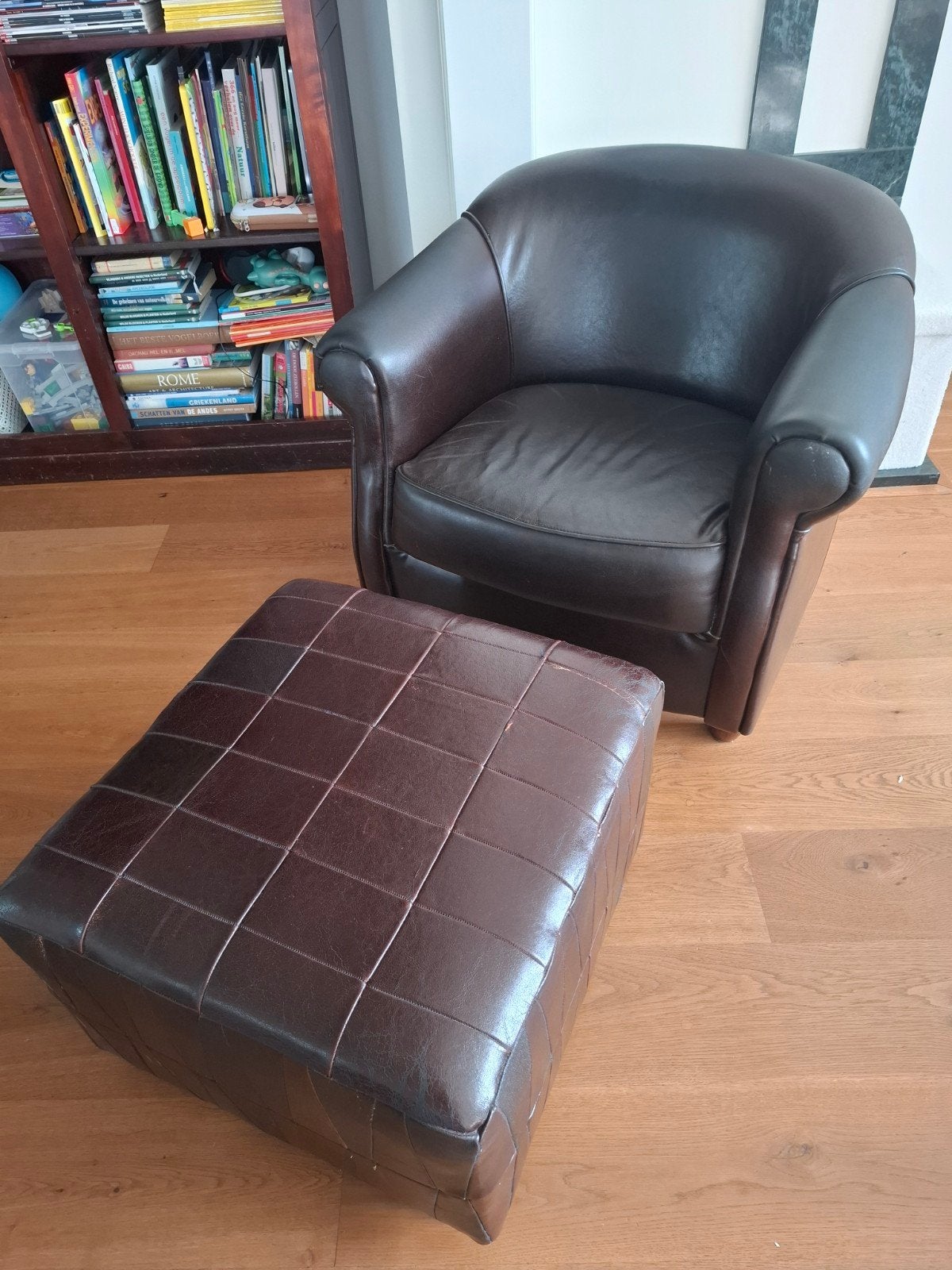 Leren fauteuil met poef - Donkerbruin, Ophalen, Gebruikt, Klassiek, Comfortabel, 75 tot 100 cm