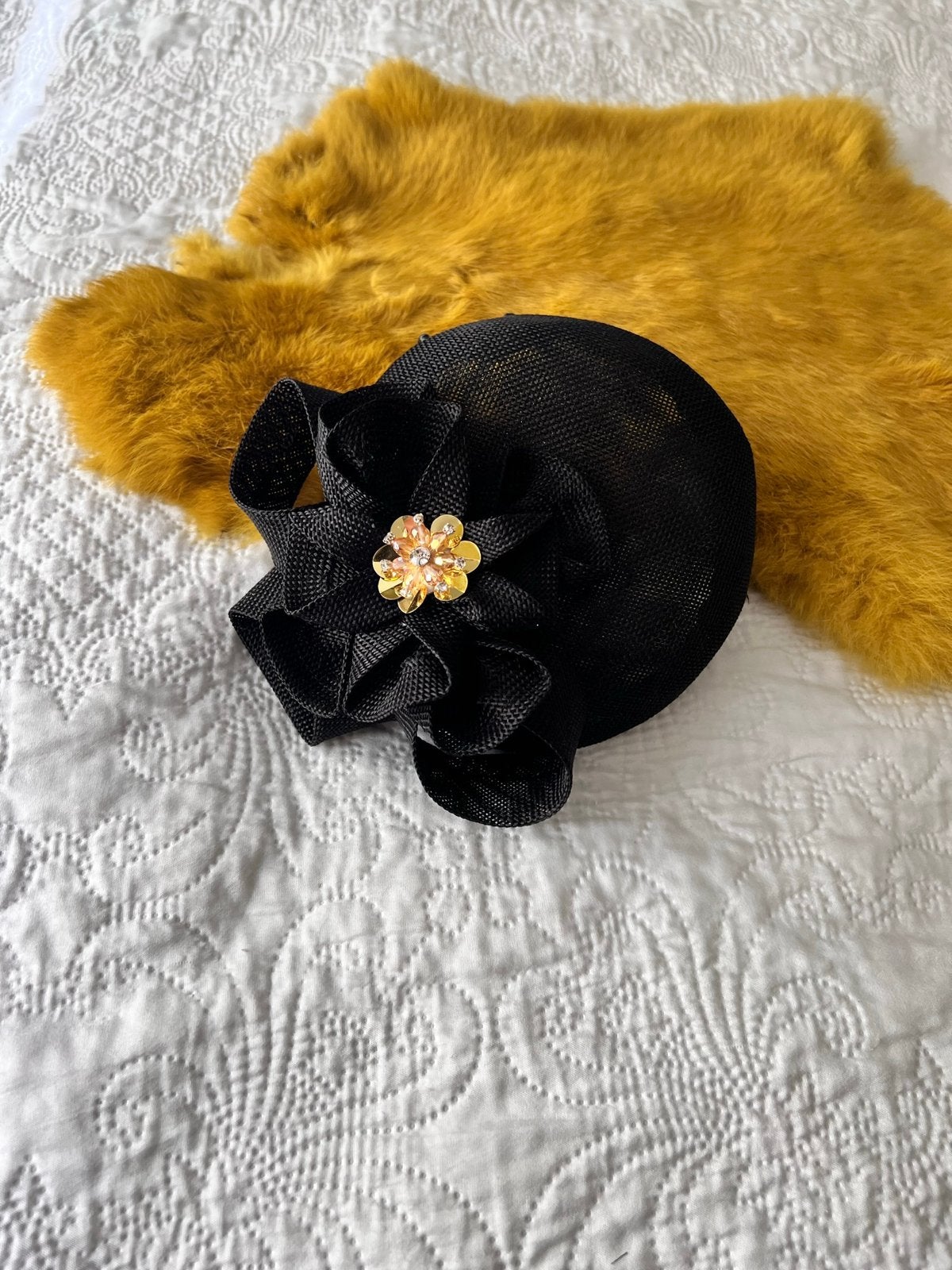 Cic zwart meisjes dopje met gouden bloem,hoed, fascinator, Kleding | Dames, Hoeden en Petten, Ophalen of Verzenden, Nieuw, One size fits all