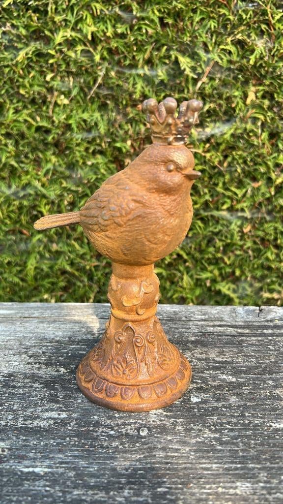 Gietijzeren vogel op voet met kroontje, Verzenden, Nieuw, Metaal, Dierenbeeld