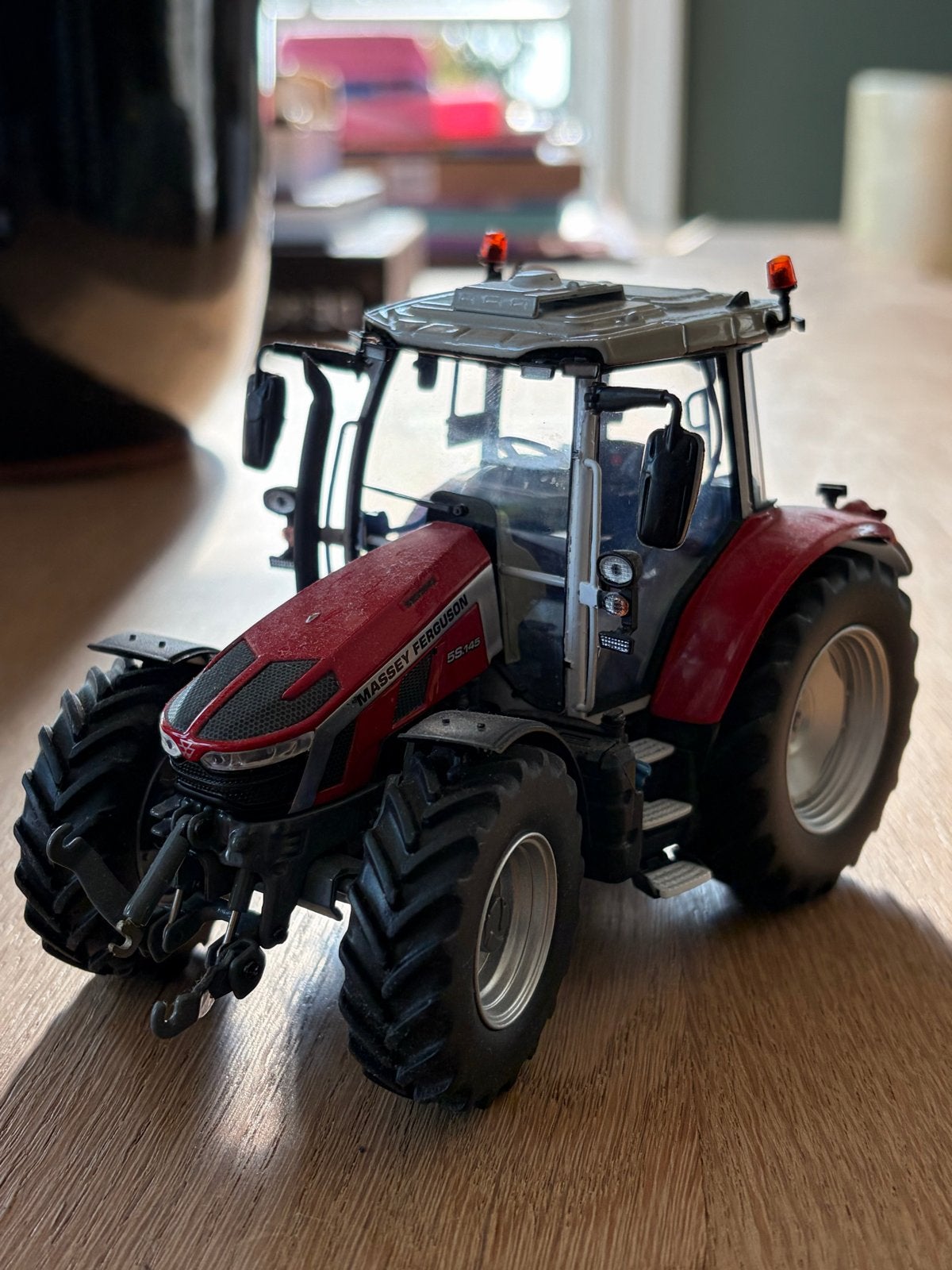 Massey Ferguson 5S.145 Tractor Schaalmodel, Ophalen of Verzenden, Zo goed als nieuw, Groter dan 1:32, Overige merken
