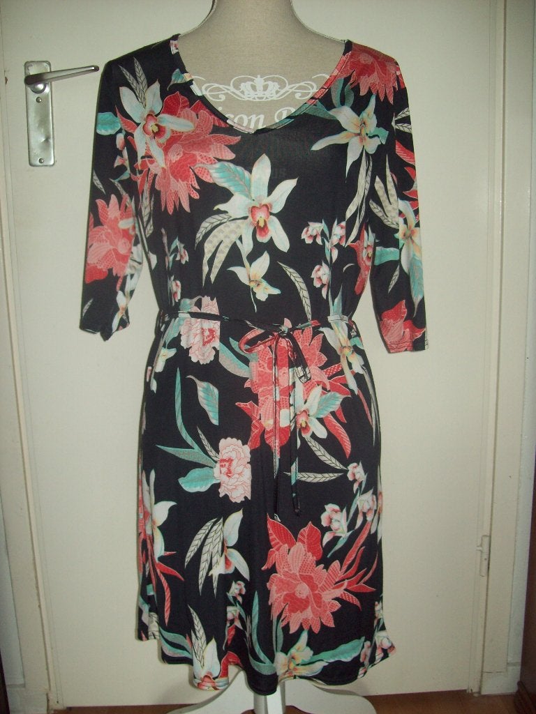 Schattige lieve zwart bloem jurk van Sisters Point mt 44 46, Maat 42/44 (L), Sisters Point, Zo goed als nieuw, Boven de knie