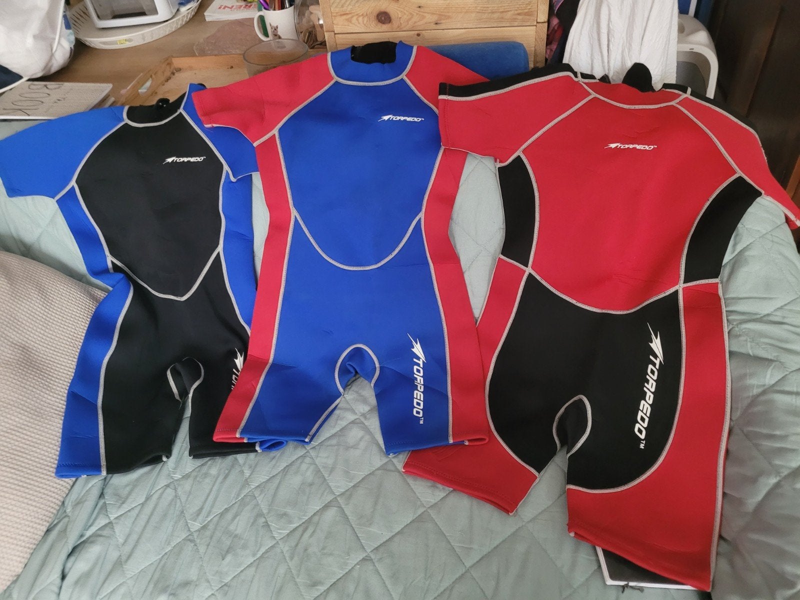drie torpedo wetsuits, Ophalen