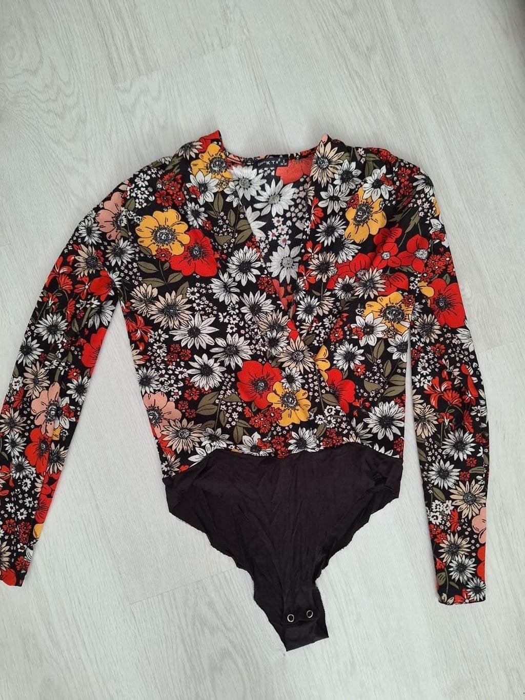 Witte / zwarte body top met v hals en bloemenprint maat S 36, Verzenden, Gedragen, Maat 36 (S), Rood