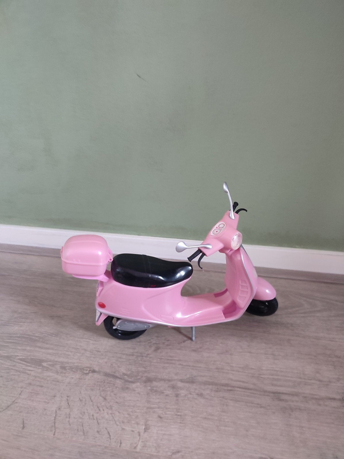Barbie scooter met helm, Ophalen of Verzenden