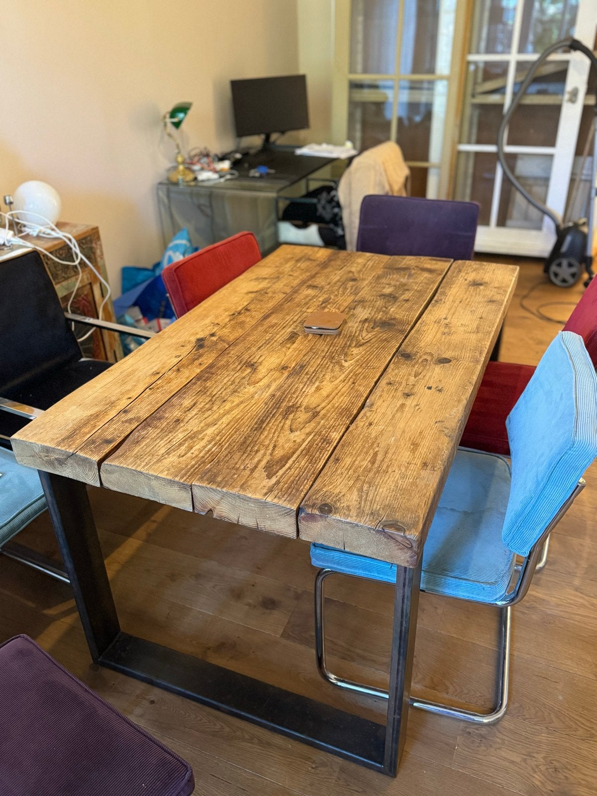 Robuuste houten eettafel met stalen onderstel, Huis en Inrichting, Gebruikt, 100 tot 150 cm, Vier personen, Rechthoekig
