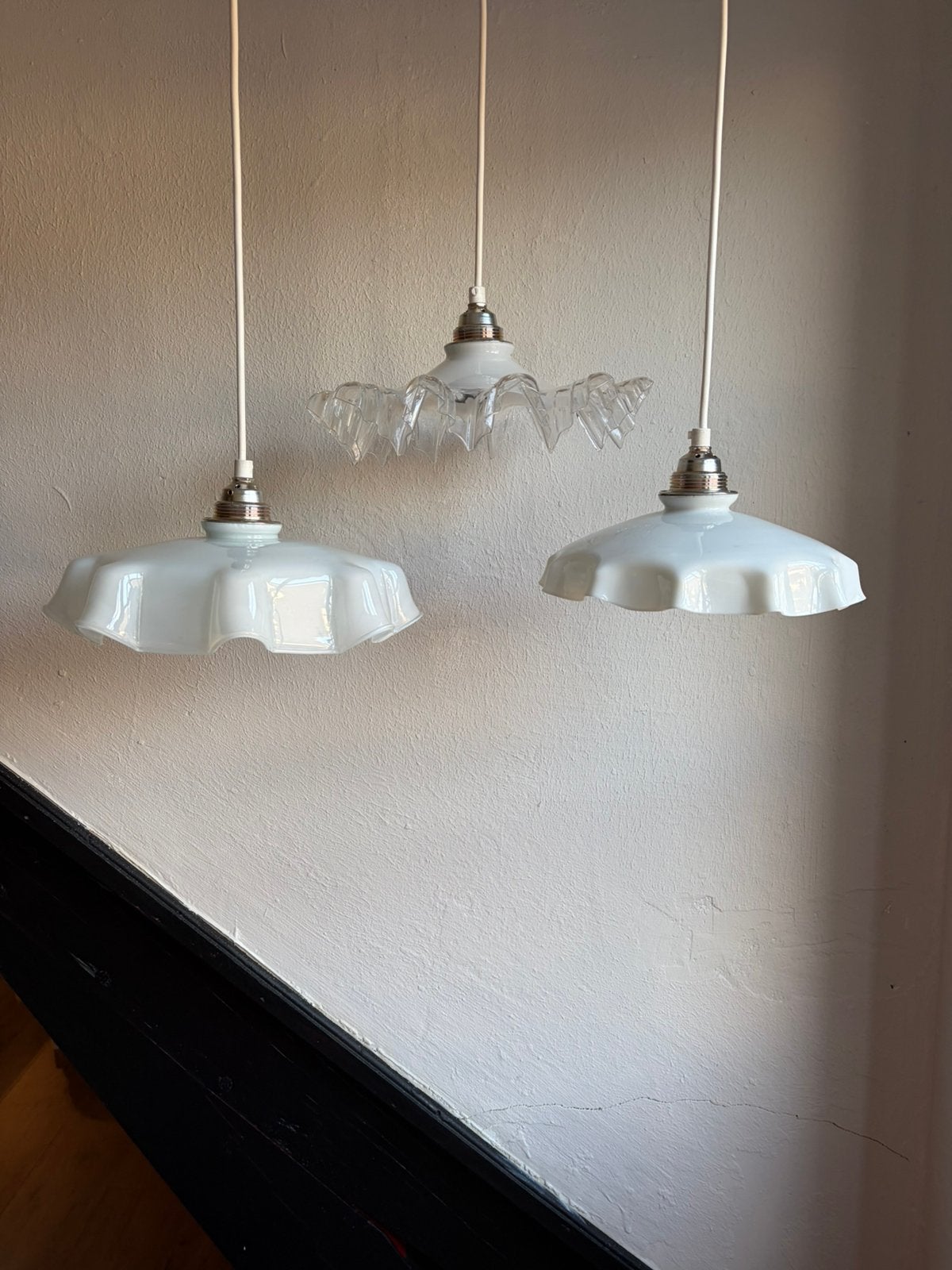 Vintage set 3 wit glazen franse hanglampen sierlijk opaline, Ophalen of Verzenden, Zo goed als nieuw, Glas