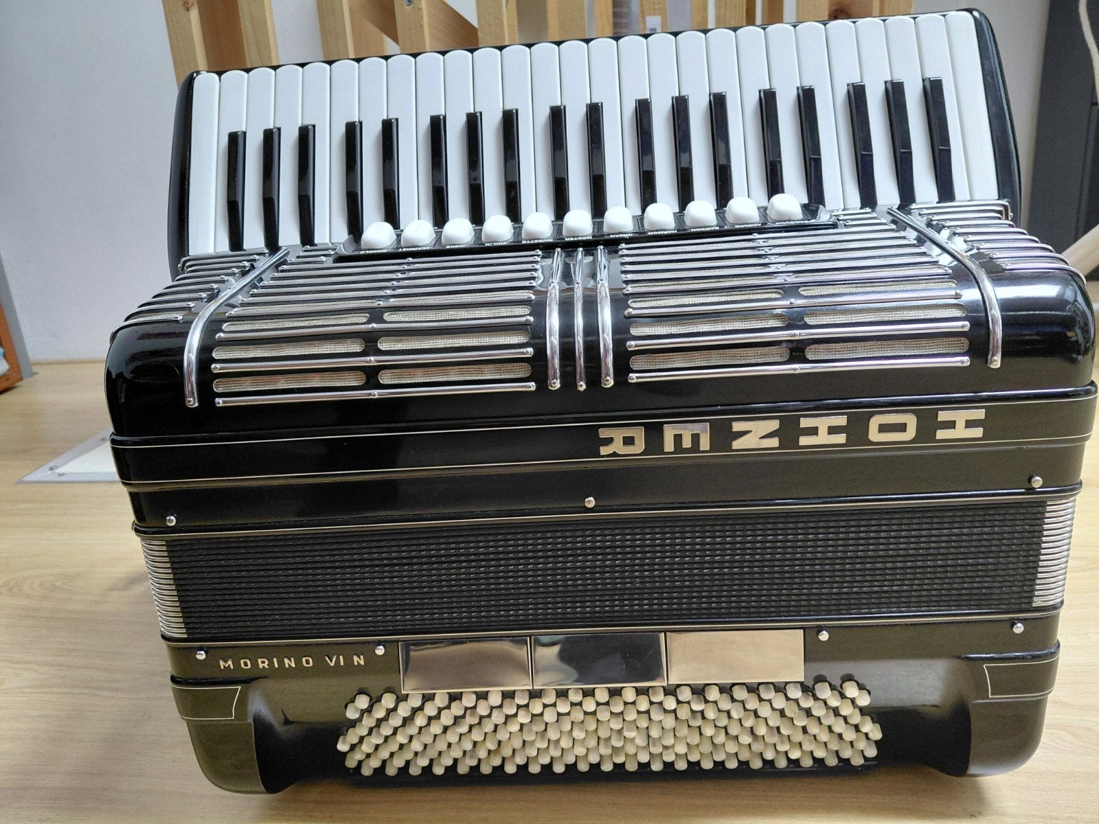 Hohner Morino VI N Accordeon - Melodiebassen - gestemd, Muziek en Instrumenten, Accordeons, Gebruikt, Overige formaten, Met koffer