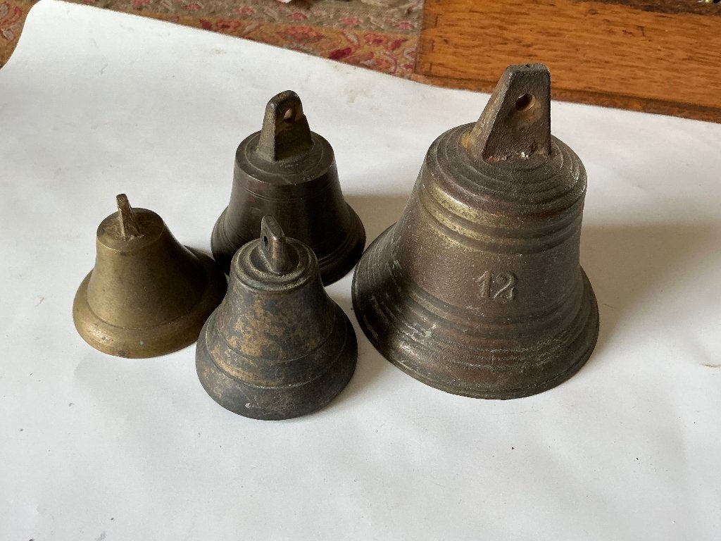 Oude bellen 4 stuks, Antiek en Kunst, Antiek | Koper en Brons, Ophalen of Verzenden