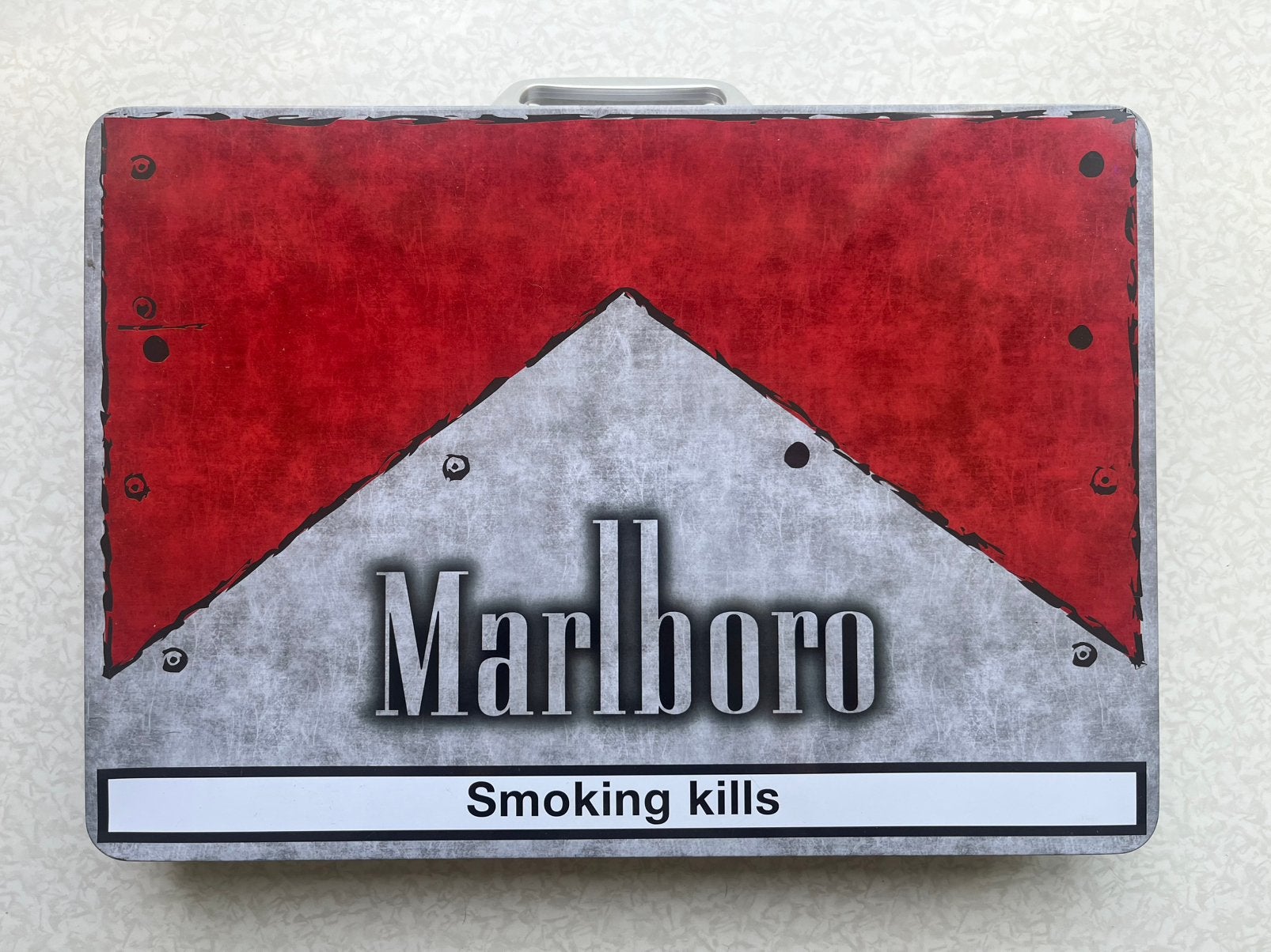 Marlboro koffer van blik, 41x26x5,5cm., Ophalen, Zo goed als nieuw
