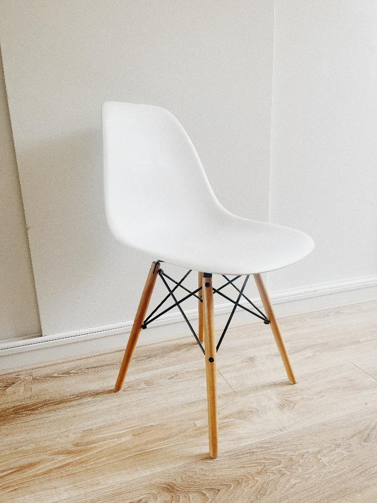 Imitatie Eames stoel, Huis en Inrichting, Stoelen, Gebruikt, Wit, Ophalen, Hout