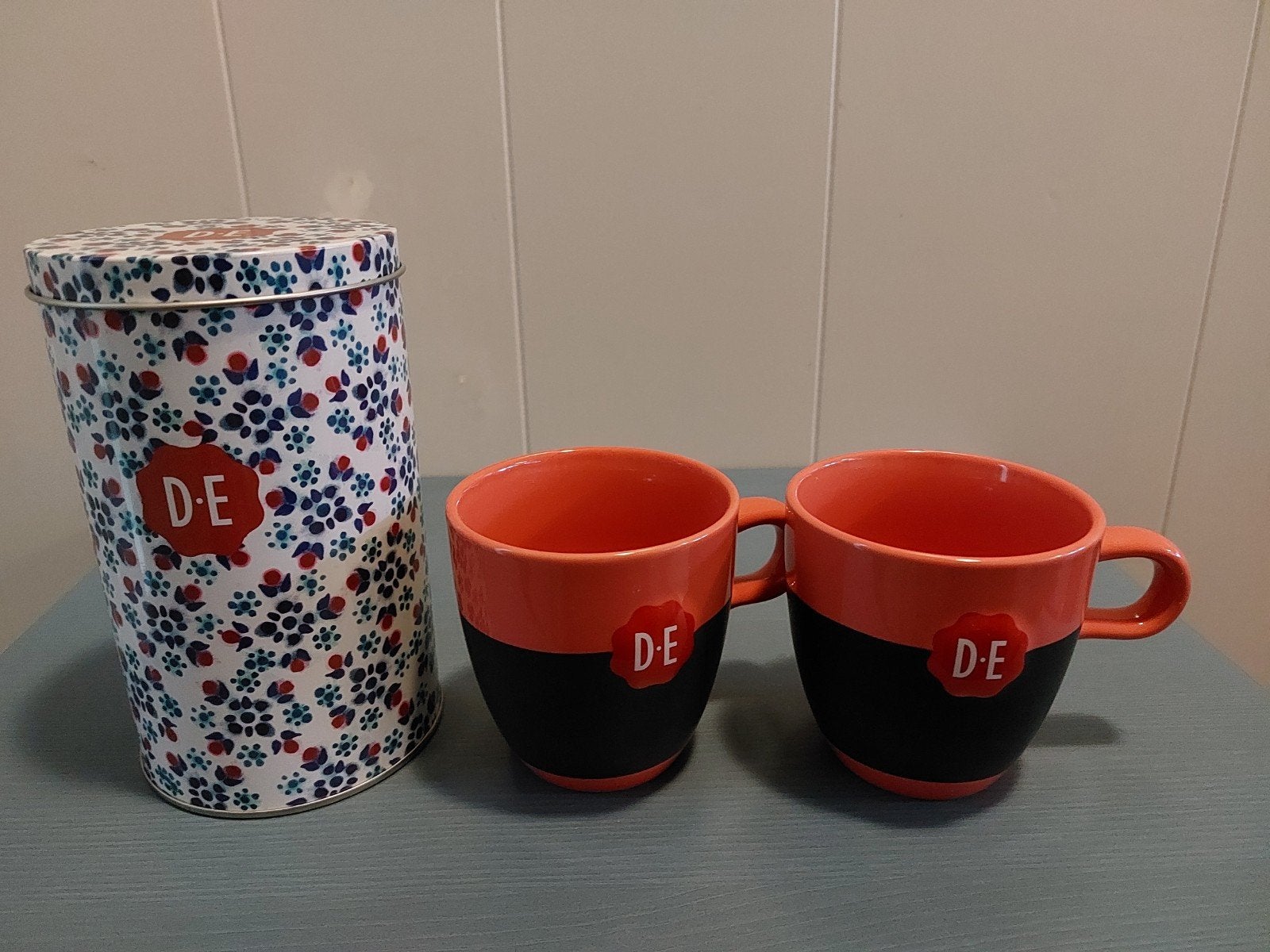 Douwe Egberts Krijtmokken Rood + Blikje Zgan, Ophalen, Overige merken, Mok, Zo goed als nieuw