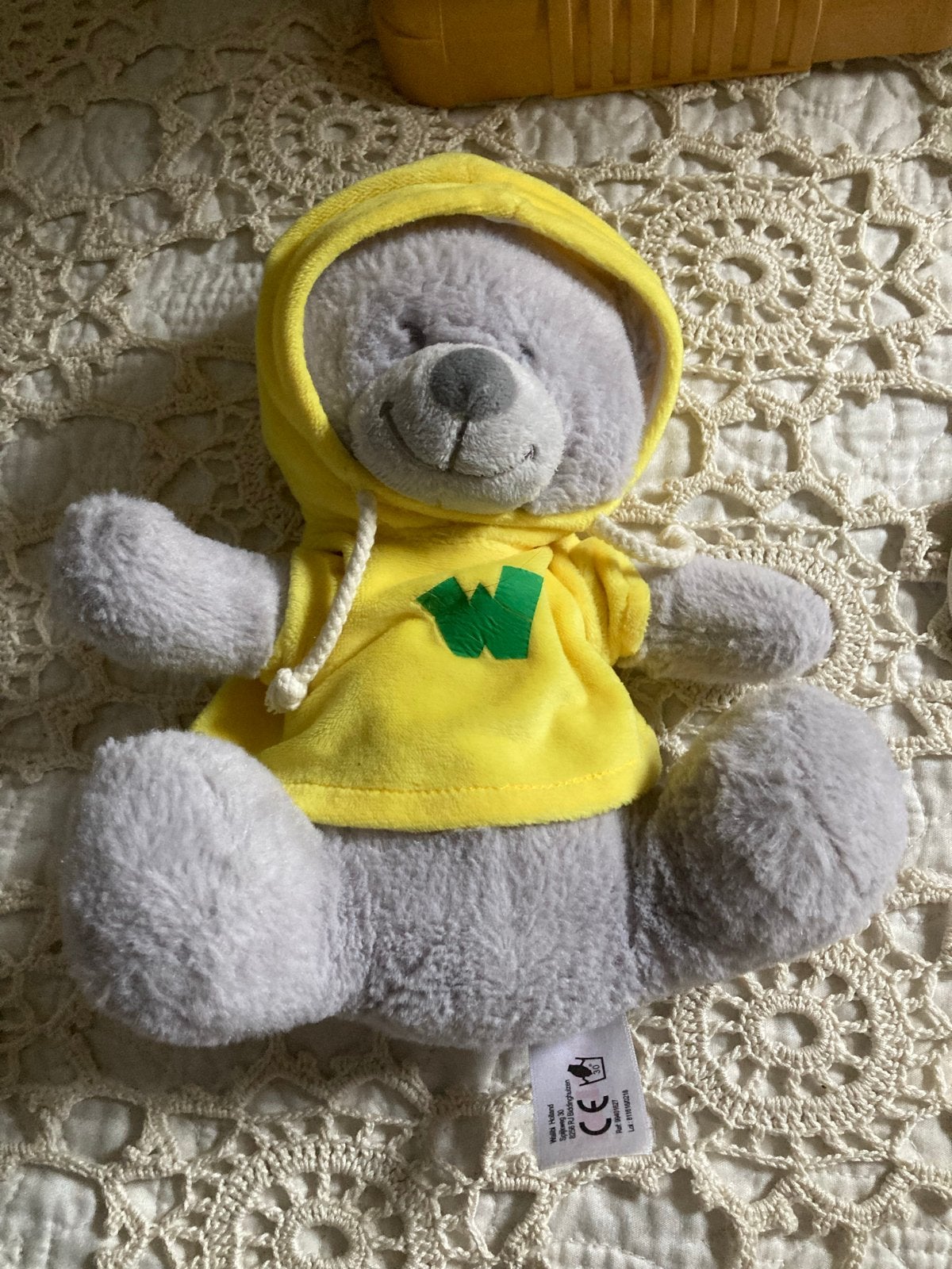 Walibi knuffelbeer met gele hoodie, 22 cm, Kinderen en Baby's, Overige merken, Overige karakters, Beer, Grijs
