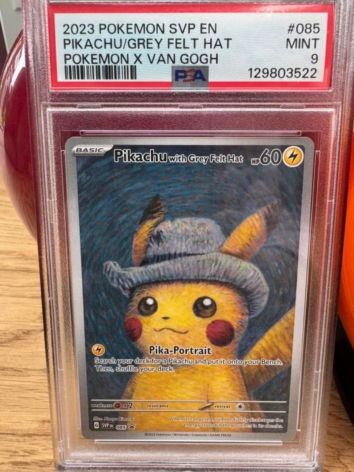 Pikachu met Grijze Vilten Hoed PSA 9 Pokémon x Van Gogh, Hobby en Vrije tijd, Ophalen, Zo goed als nieuw, Losse kaart