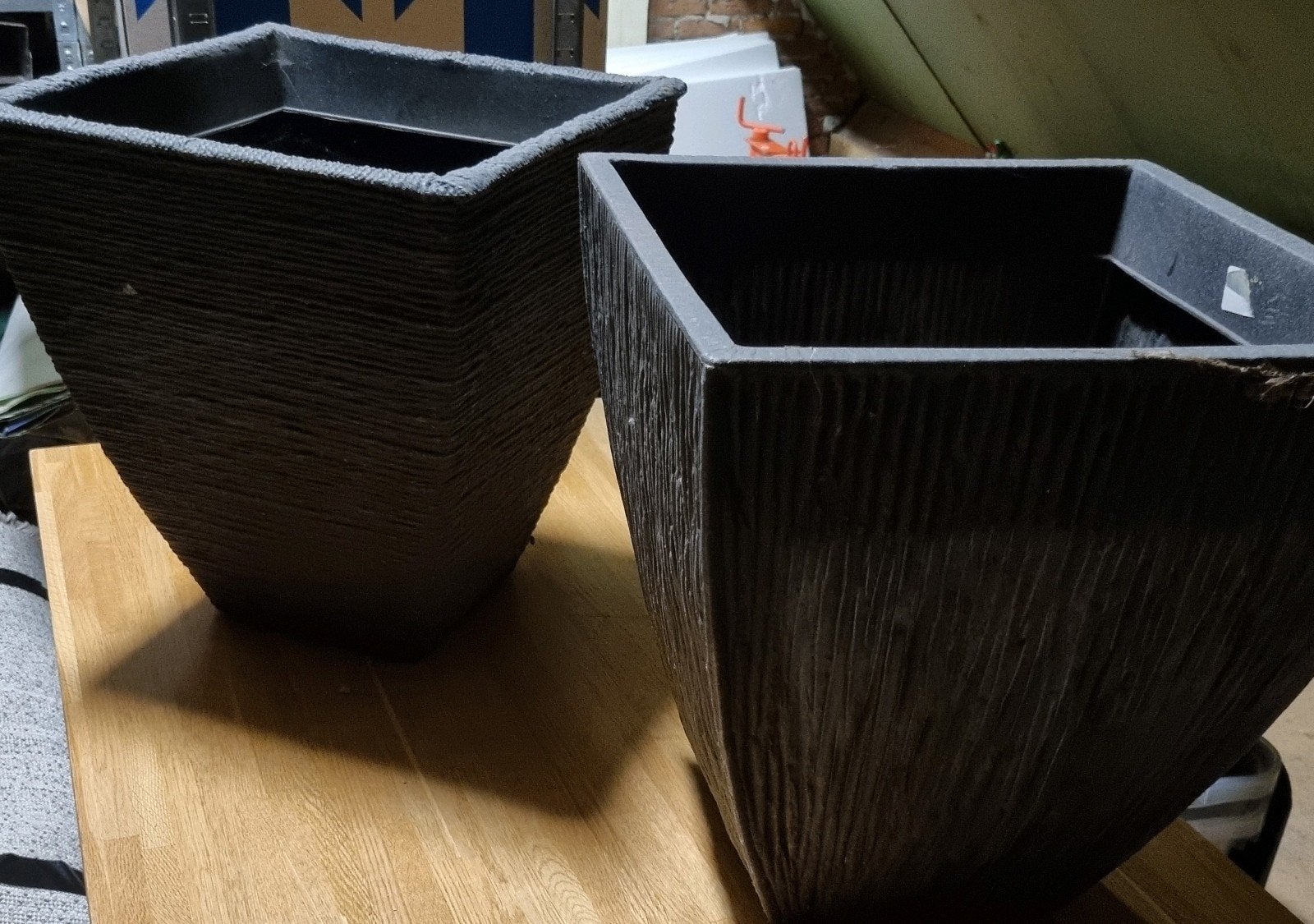 Twee stijlvolle vierkante plantenbakken, donkergrijs, Ophalen, Kunststof, Gebruikt, Minder dan 60 cm