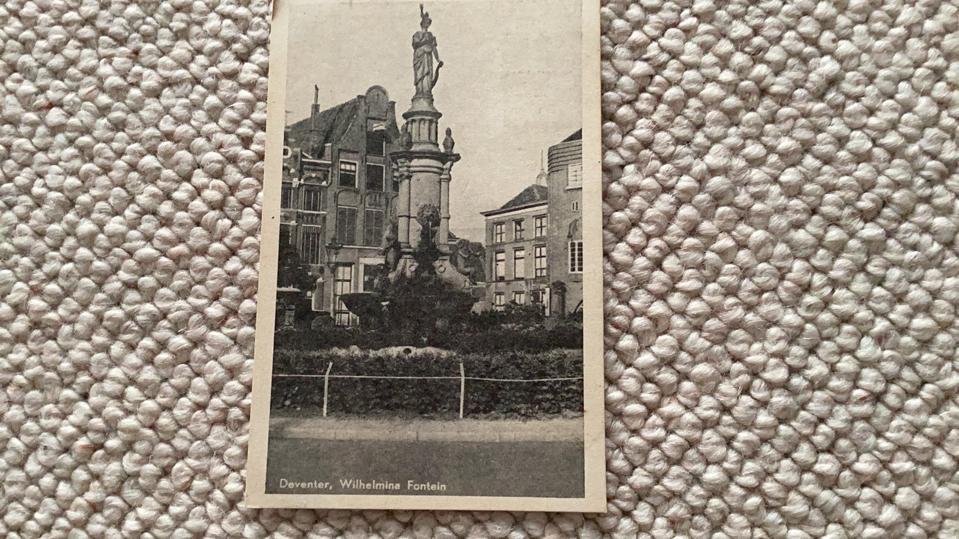 Ansichtkaart Deventer Wilhelmina Fontein 1951. 991, Ophalen of Verzenden, 1940 tot 1960, Gelopen, Overijssel