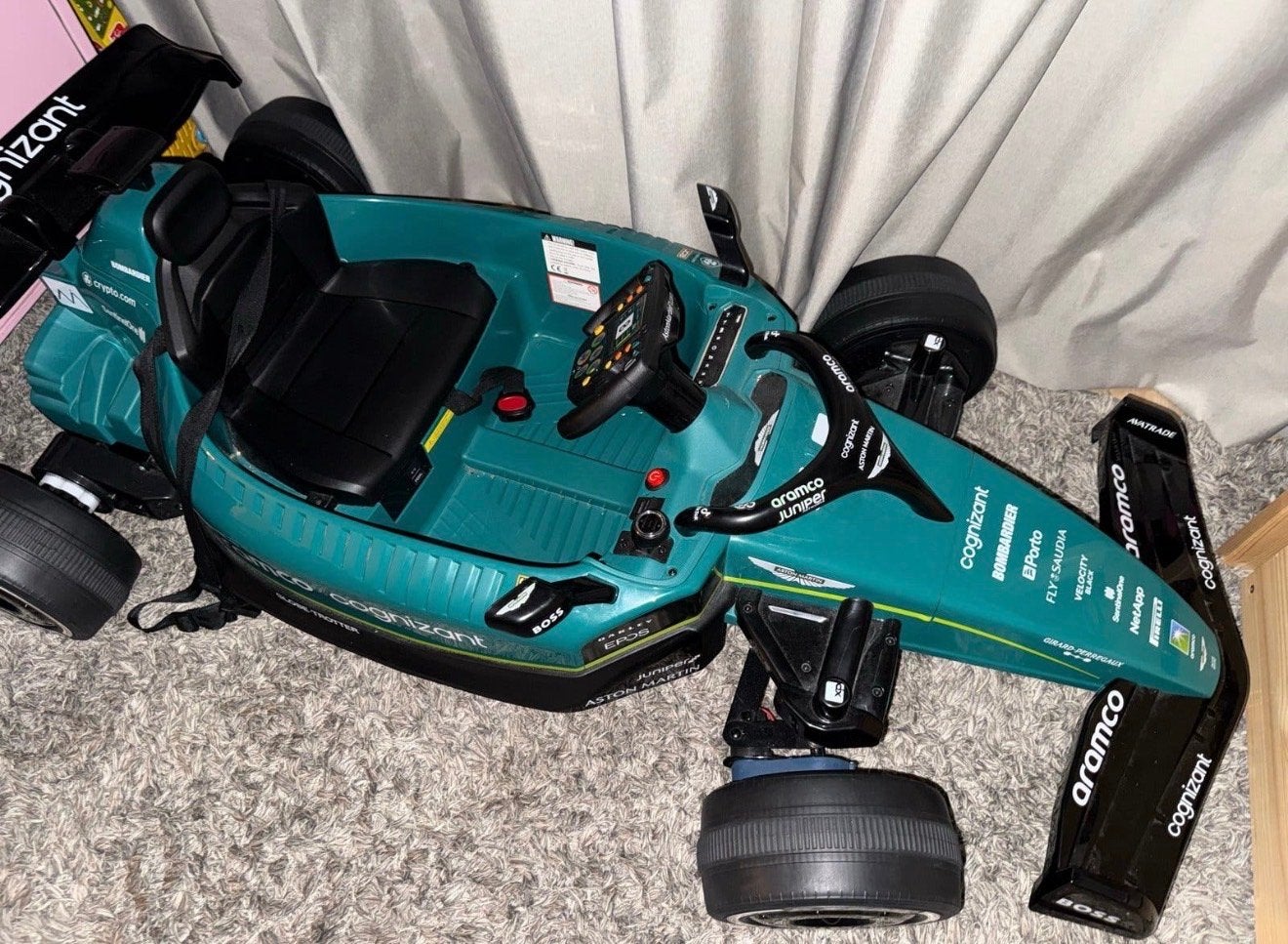 Aston Martin F1 kinder elektrische raceauto, Kinderen en Baby's, Ophalen, Zo goed als nieuw