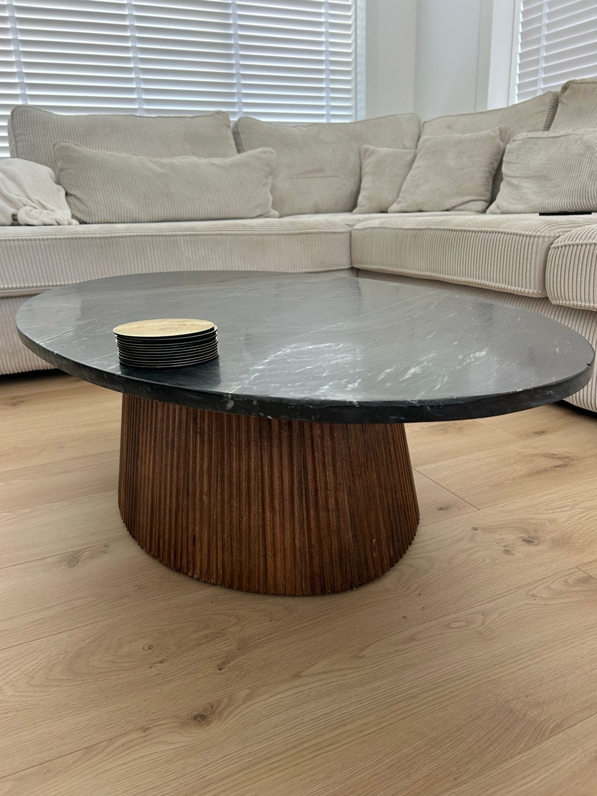 Ovale salontafel met marmeren blad en houten onderstel, Huis en Inrichting, Ophalen, 100 tot 150 cm, 50 tot 100 cm, Zo goed als nieuw
