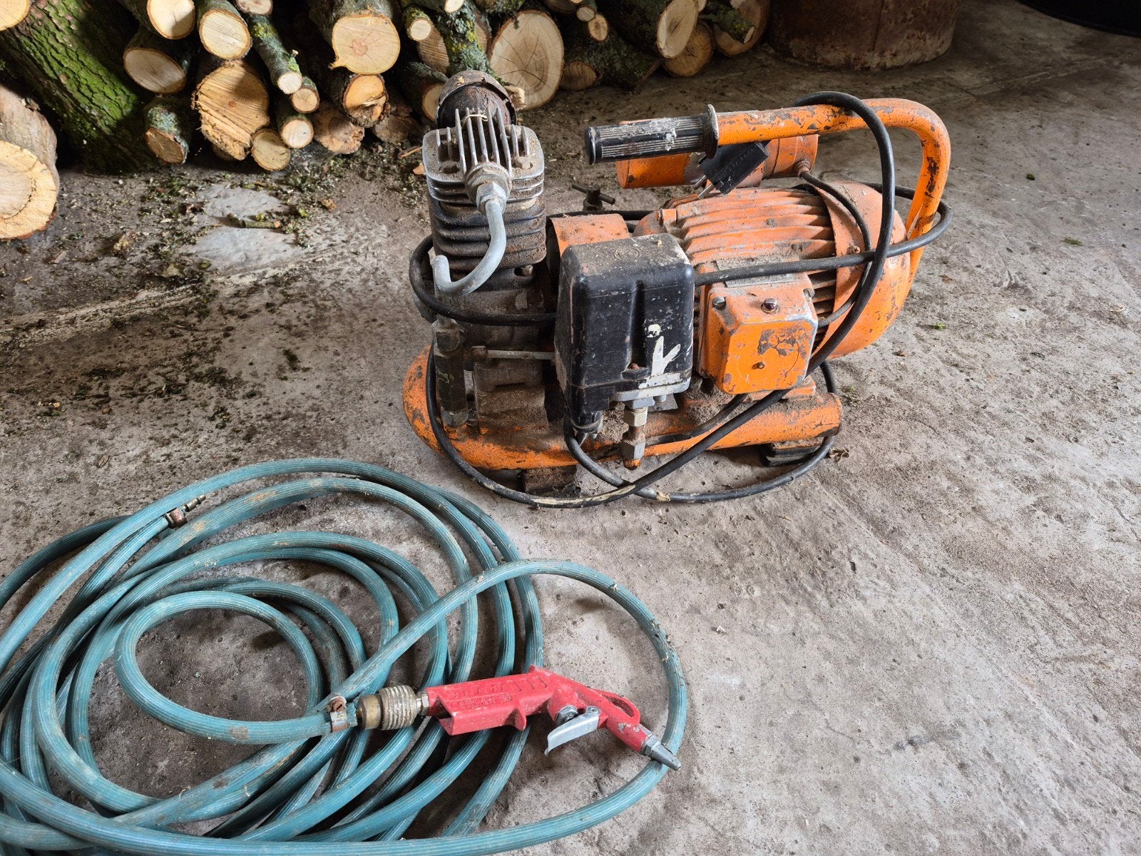 Portabel 100 Compressor met luchtslang en blaaspistool, Ophalen, Gebruikt, Minder dan 200 liter/min, Minder dan 6 bar