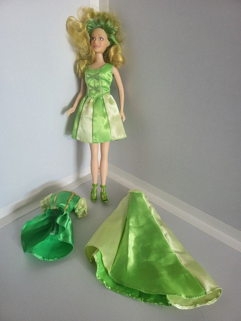 Barbiepop met 3 groene kledingstukken en schoentjes, Ophalen of Verzenden, Zo goed als nieuw, Barbie