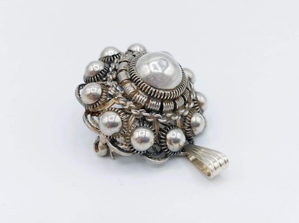 Zilveren Zeeuwse knop broche of ketting hanger