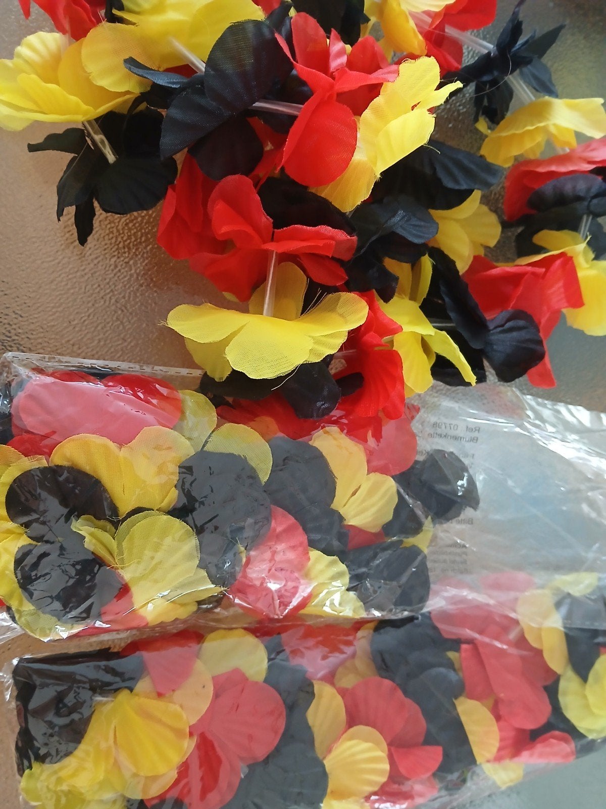 3 Bloemenkettingen Rood Zwart Geel - Feestartikelen, Ophalen, Nieuw, Feestartikel, Carnaval