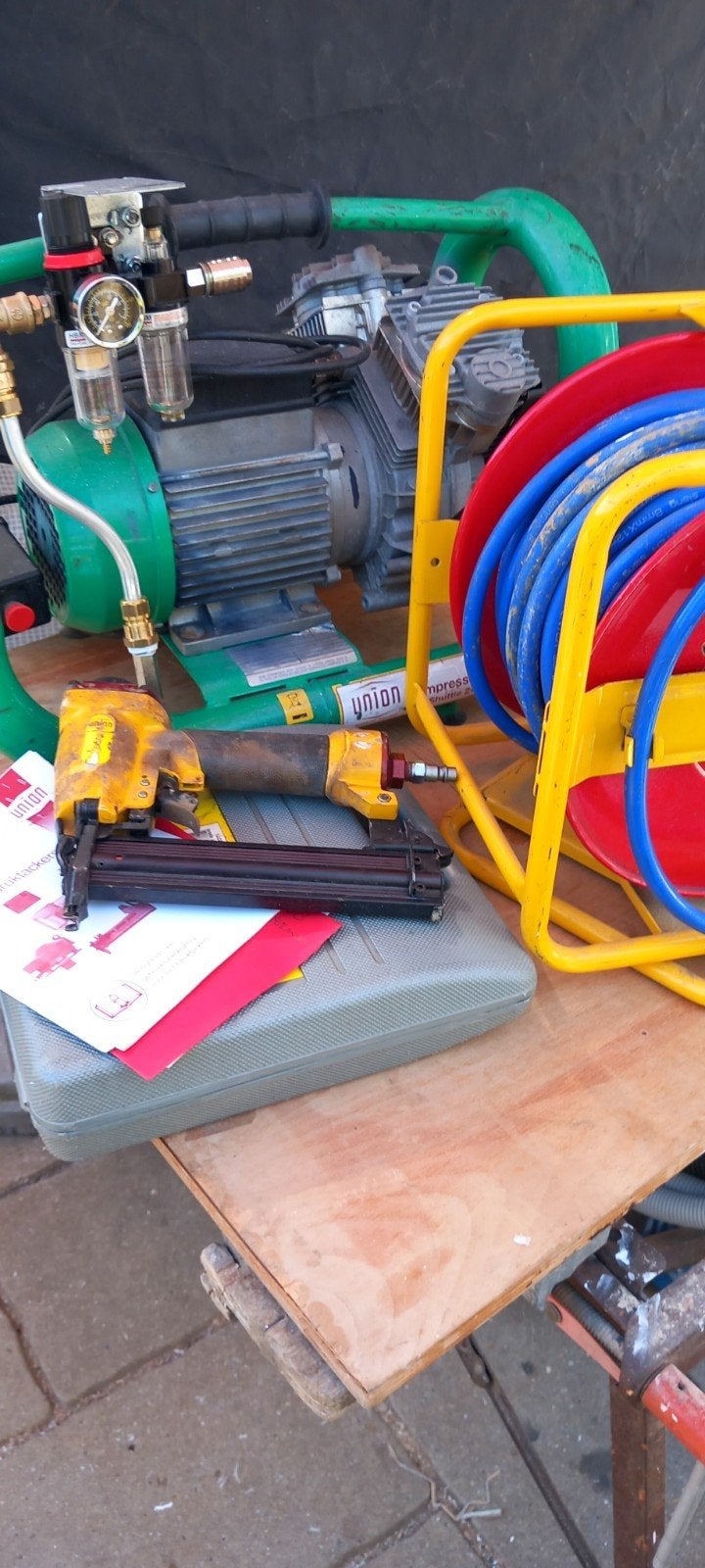 Compressor met tacker en luchtslanghaspel, Ophalen of Verzenden