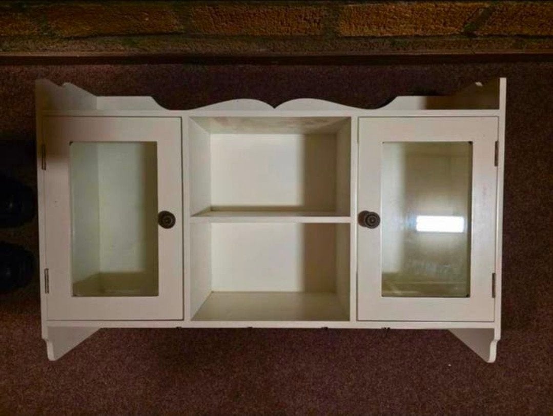 Wit houten wandkastje met glazen deurtjes en open vakken, Huis en Inrichting, Kasten | Vitrinekasten, Ophalen, Gebruikt, 50 tot 100 cm