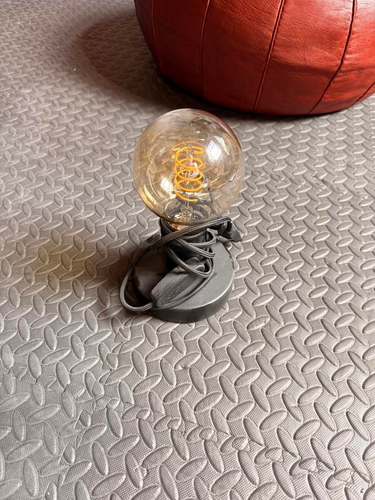 Klein zwart tafellampje, Huis en Inrichting, Lampen | Tafellampen, Ophalen, Zo goed als nieuw