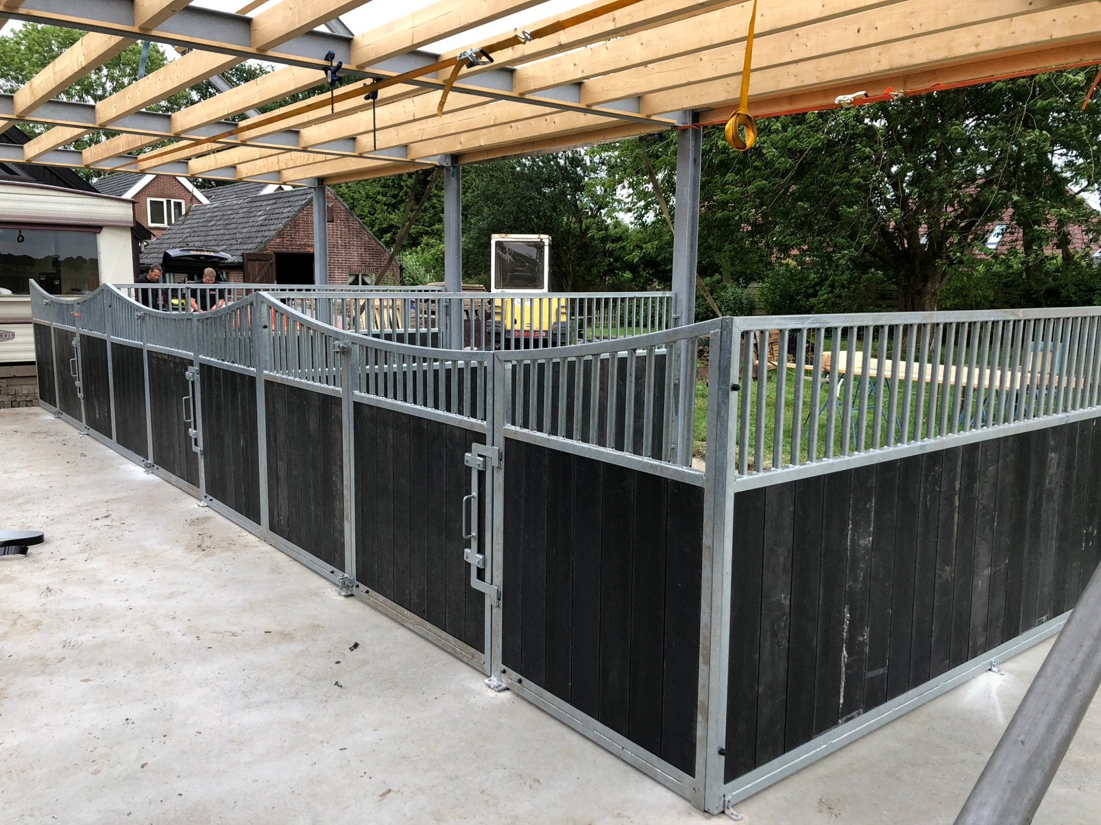 paardenbox, stal,voorwand met rond gewalste bovenligger, Weidegang
