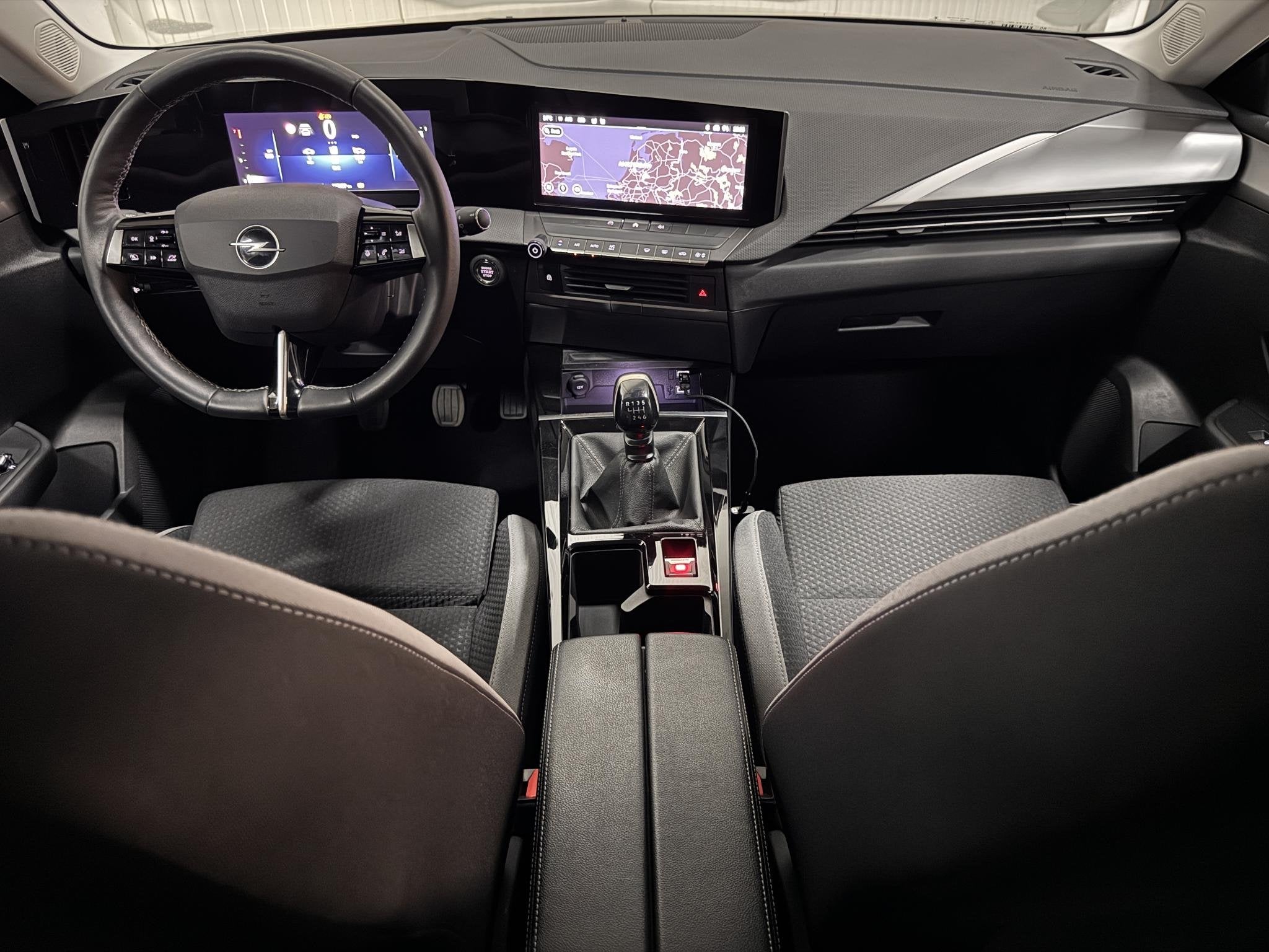 Opel Astra 1.2 Business Edition DIGI-DASH CAMERA LMV PDC, Voorwielaandrijving, Dealer onderhouden, Stof, Euro 6
