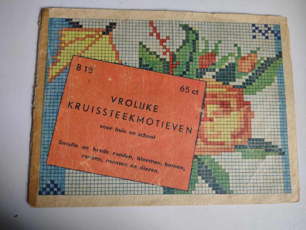 Antiek handwerkboekje Vrolijke Kruissteekmotieven, Ophalen of Verzenden, Gebruikt, Handborduren, Patroon