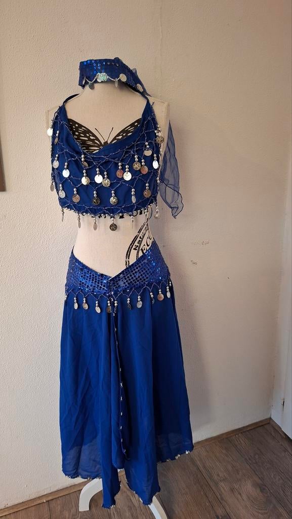 Buikdans kostuum blauw met munten en hoofdeksel met sluier, Maat 38/40 (M), Ophalen of Verzenden, Kleding, Gedragen