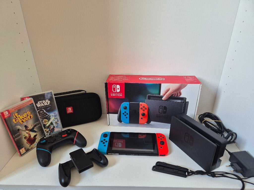 Nintendo Switch met games en extra's, Ophalen, Met games, Met 2 controllers, Zo goed als nieuw