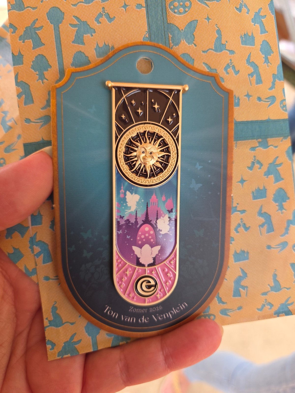 Zomerpin Efteling droomvlucht 3e pin, Verzamelen, Verzenden, Nieuw, Button of Speldje
