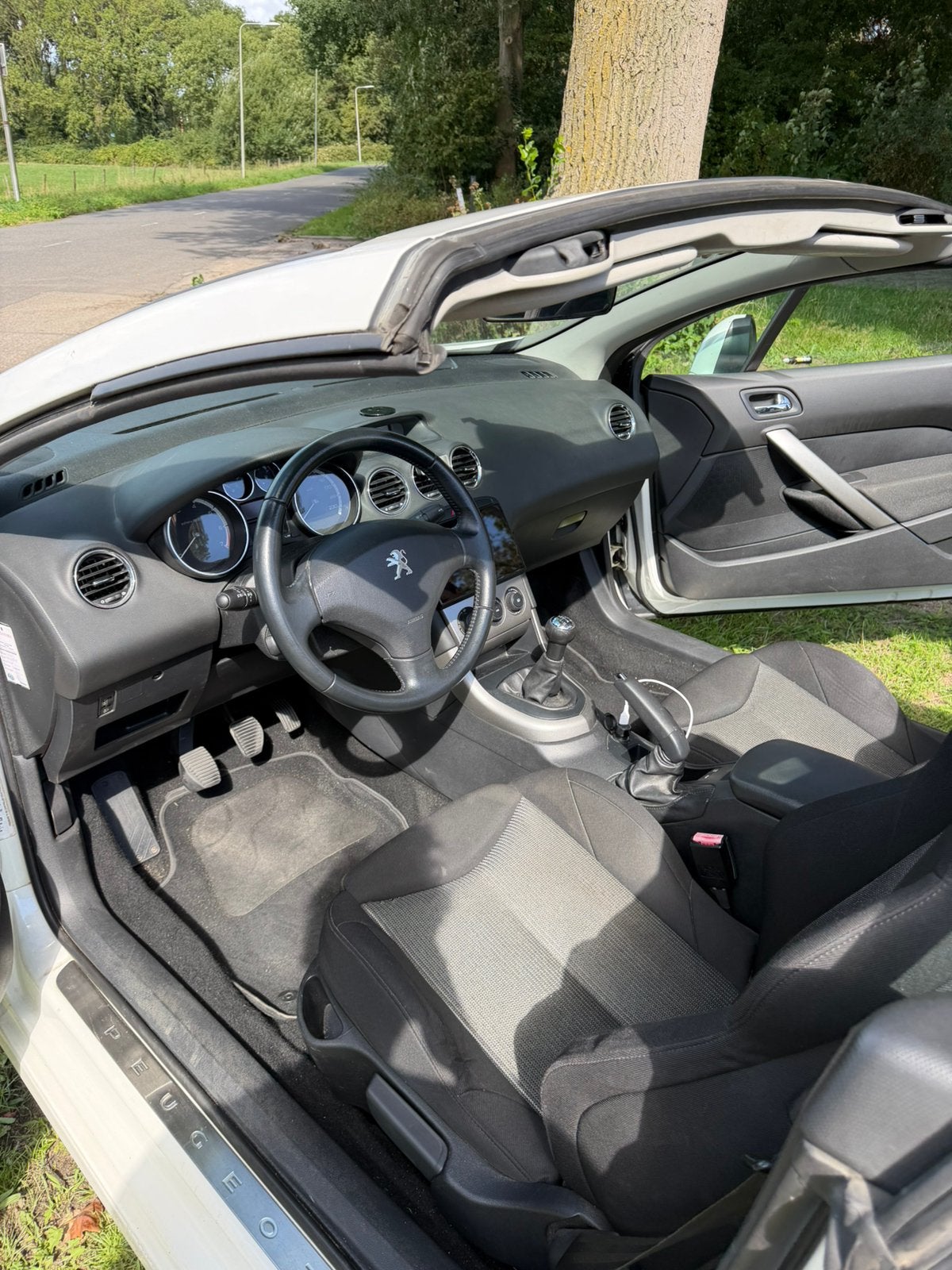 Foto 16 van Peugeot 308 1.6 VTI CC 2011 Wit facelift