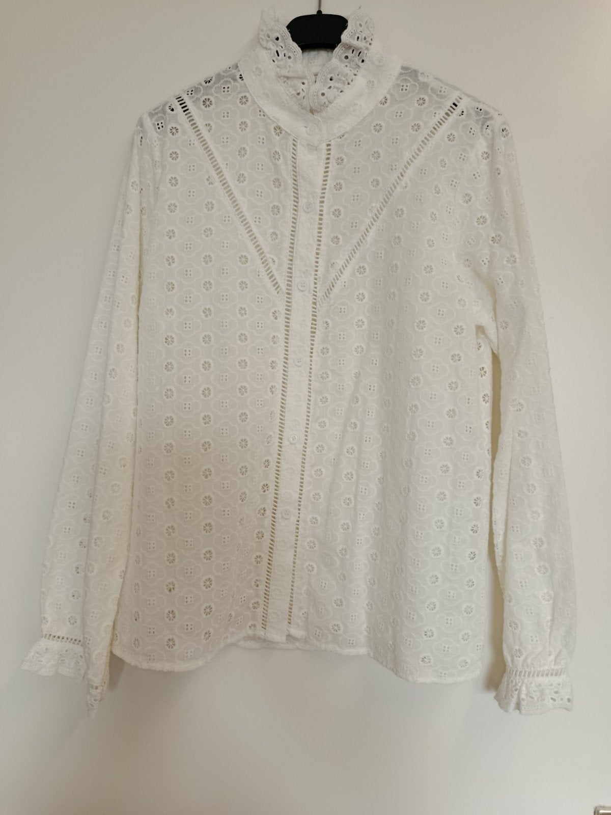 wit broderie blousje mt sm zgan, Kleding | Dames, Blouses en Tunieken, Ophalen of Verzenden, Zo goed als nieuw, Maat 38/40 (M)
