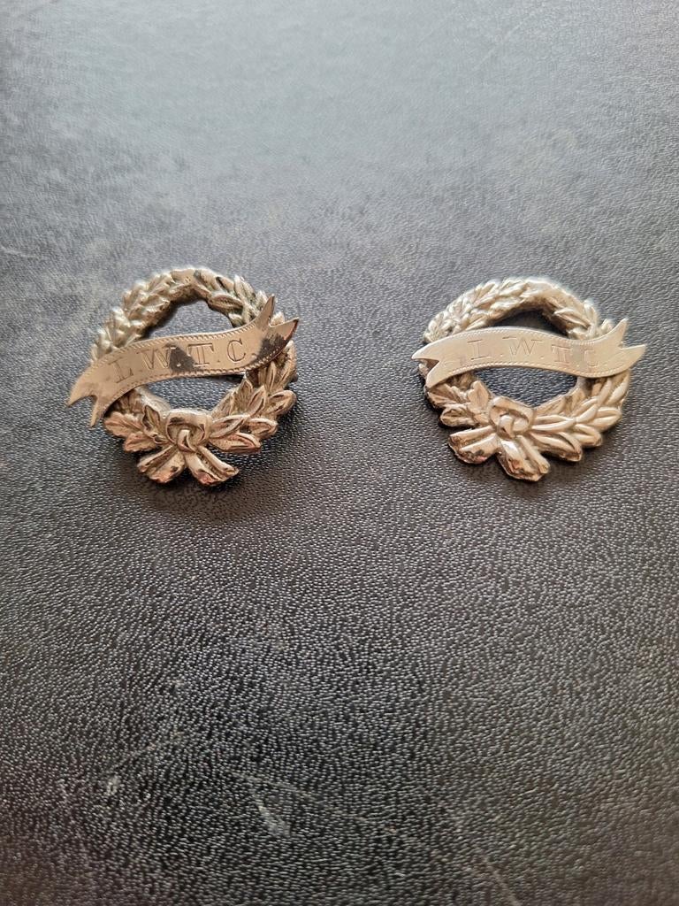 Tweede oorlog pet embleem L.W.T.C  korps 2x, Verzamelen, Militaria | Tweede Wereldoorlog, Ophalen of Verzenden, Nederland, Embleem of Badge