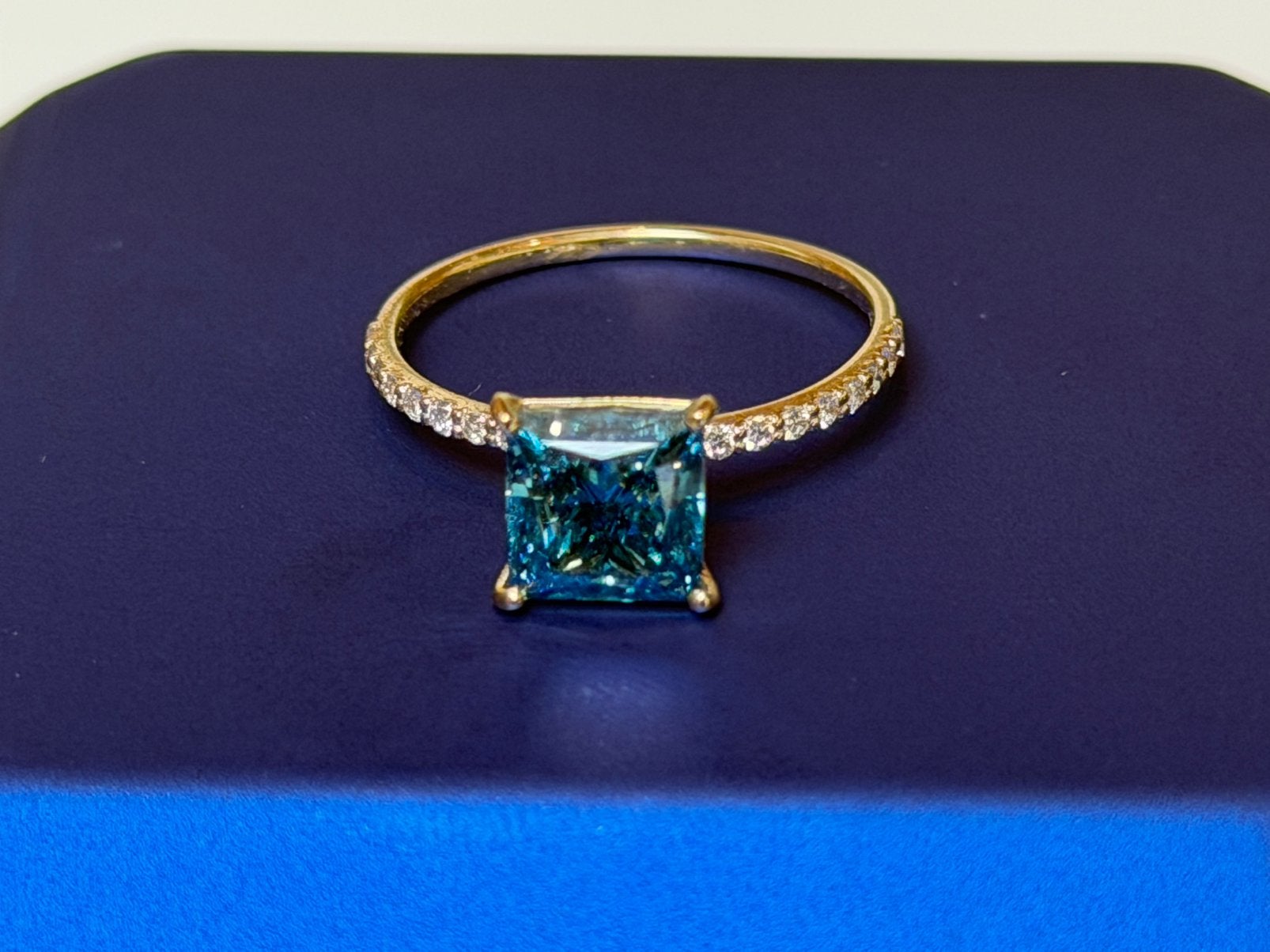 Gouden ring met blauwe VS1 vivid blue diamant, certificaat!, Blauw, Nieuw, Ophalen of Verzenden, 17 tot 18