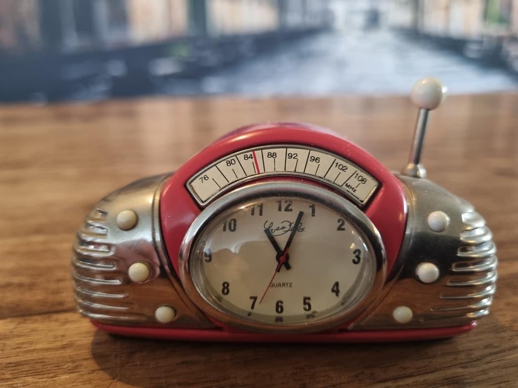 Retro Radio Design - Analoog klokje, Ophalen of Verzenden, Zo goed als nieuw