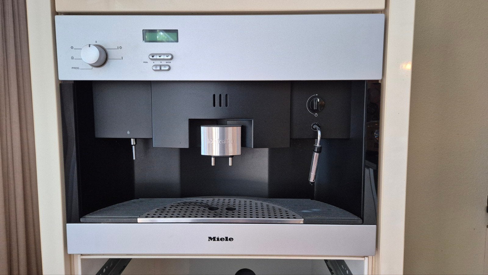 Miele inbouw koffiemachine CVA620, Witgoed en Apparatuur, Koffiezetapparaten, Gebruikt, Koffiemachine, Afneembaar waterreservoir