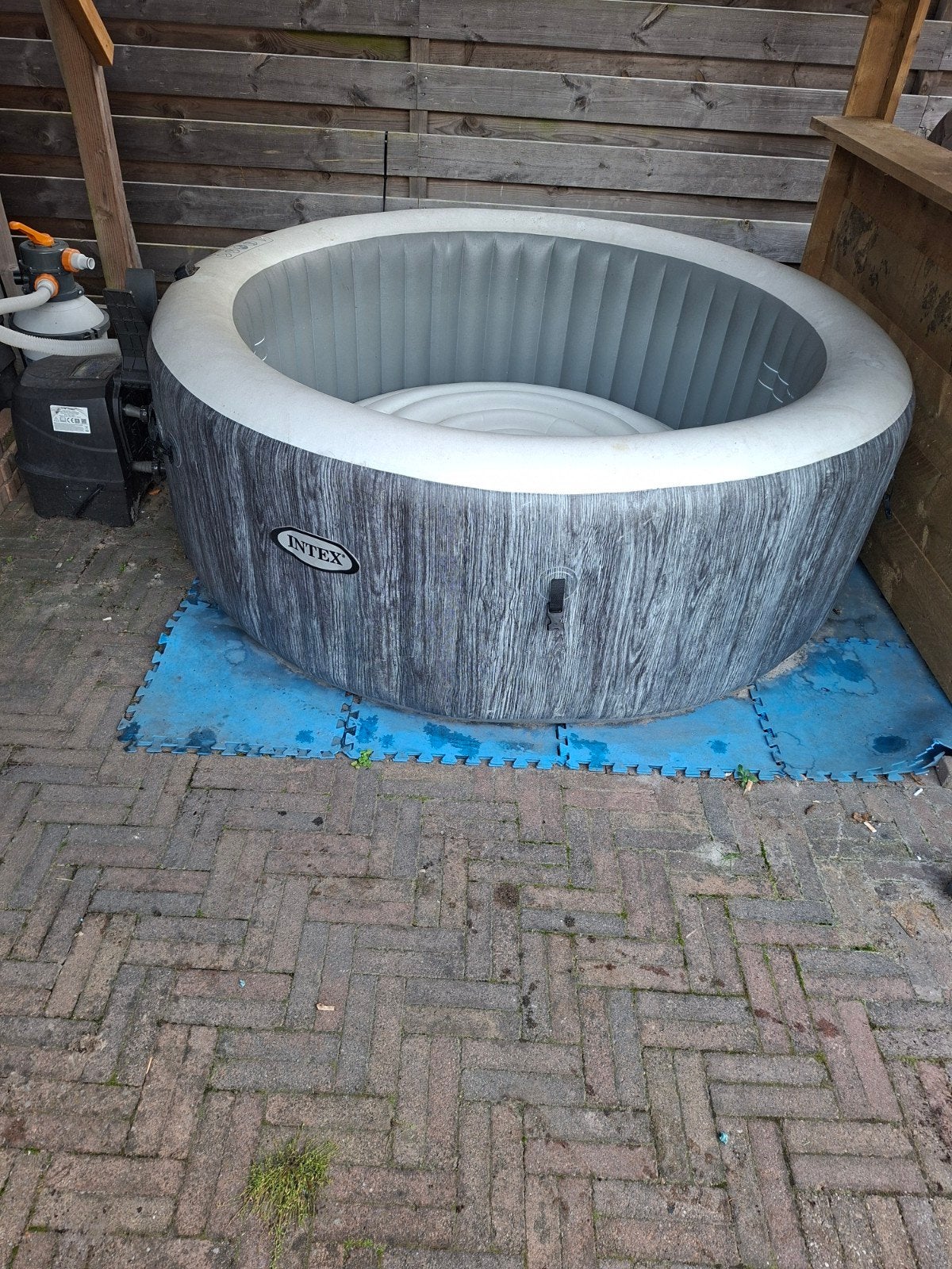 IntexJacuzzi met Pomp - Geplakt maar Functioneel, Ophalen, Gebruikt, Pomp, Opblaasbaar