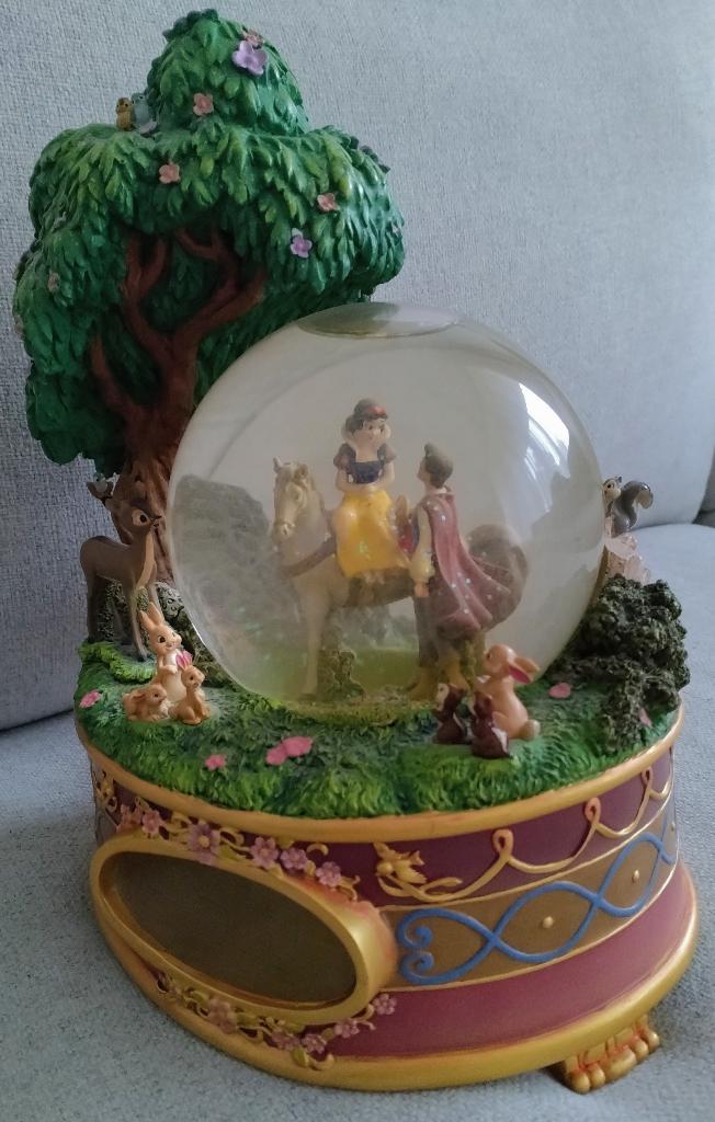 Disney snowglobe Sneeuwwitje, Verzamelen, Disney, Ophalen of Verzenden, Overige figuren, Zo goed als nieuw, Beeldje of Figuurtje