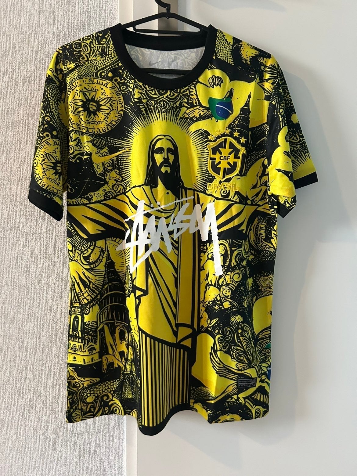 Nike Stussy Brasil Voetbalshirt - Geel/Zwart, Kleding | Heren, T-shirts, Ophalen of Verzenden, Nieuw, Maat 48/50 (M), Meerkleurig