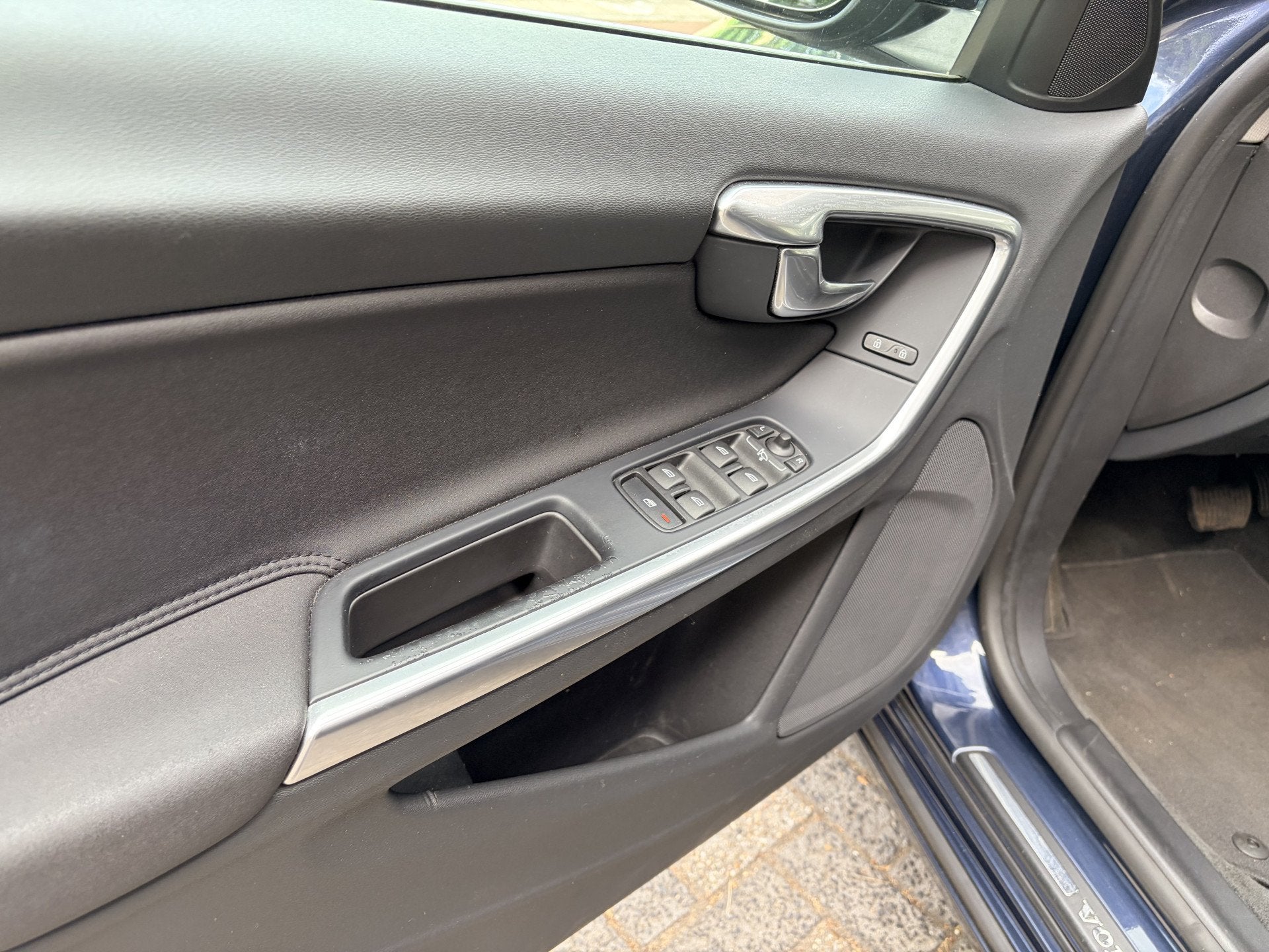 Volvo V60 1.6 T4 Momentum Navigatie full map/Cruisecontr/Ele, Gebruikt, Leder en Stof, Origineel Nederlands, Grijs