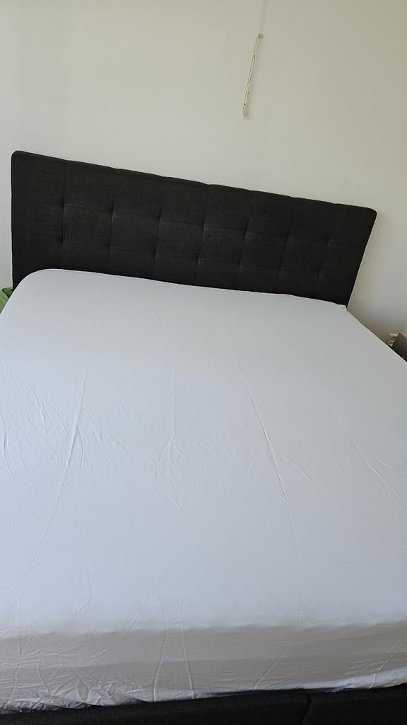 Tweepersoonsbed met gestoffeerd hoofdbord, Huis en Inrichting, Slaapkamer | Bedden, Ophalen, Gebruikt, Tweepersoons, 200 cm