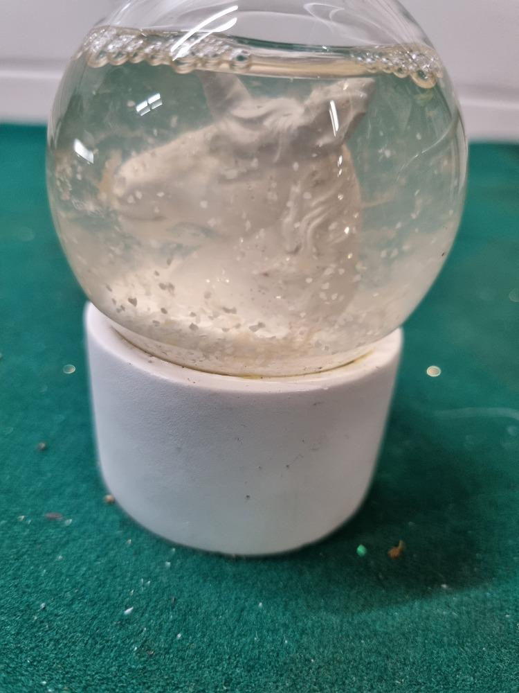 sneeuwbol met eenhoorn en verlichting, Diversen, Kerst, Ophalen of Verzenden, 'T Olde Gre-j, Info@toldegrej.nl, Endepoelstraat 20f Didam